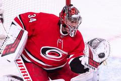 Petr Mrázek v dresu Caroliny Hurricanes