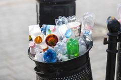 Ilustrační snímek / PET láhev / Přeplněný koš / Odpad / Recyklace / Ekologie / Plasty / Shutterstock