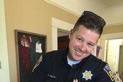 Kalifornský strážník Jesse Whitten adoptoval dítě drogově závislé bezdomovkyně.