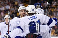 NHL 2017-18: Brayden Point (21) a Ryan McDonagh (27) - Toronto