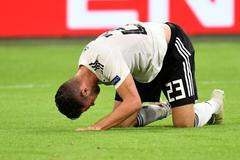 fotbal, Liga národů 2018/2019, Nizozemsko - Německo, Mark Uth na kolenou