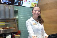 KFC, studentka jako obsluha; ilustrační foto