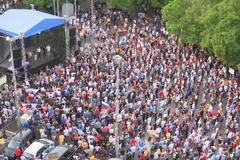 Tisíce lidí demonstrovaly v Bratislavě na památku Kuciaka i za svobodu veřejnoprávních médií