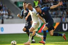 fotbal, Liga národů 2018/2019, Slovensko - Česko, Michael Krmenčík dává gól v souboji s Milanem Škriniarem
