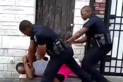 Strážník baltimorské policie vyprovokoval roztržku. Po zveřejnění záběru musel odstoupit