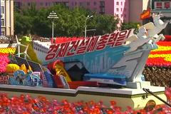 Velkolepá vojenská přehlídka bez moderních raket. KLDR vyzdvihla rozvoj ekonomiky