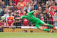 Brankář Arsenalu Petr Čech inkasuje gól v zápase s Manchesterem City.