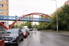 Lávka přes ulici Petržílkova na Praze 13