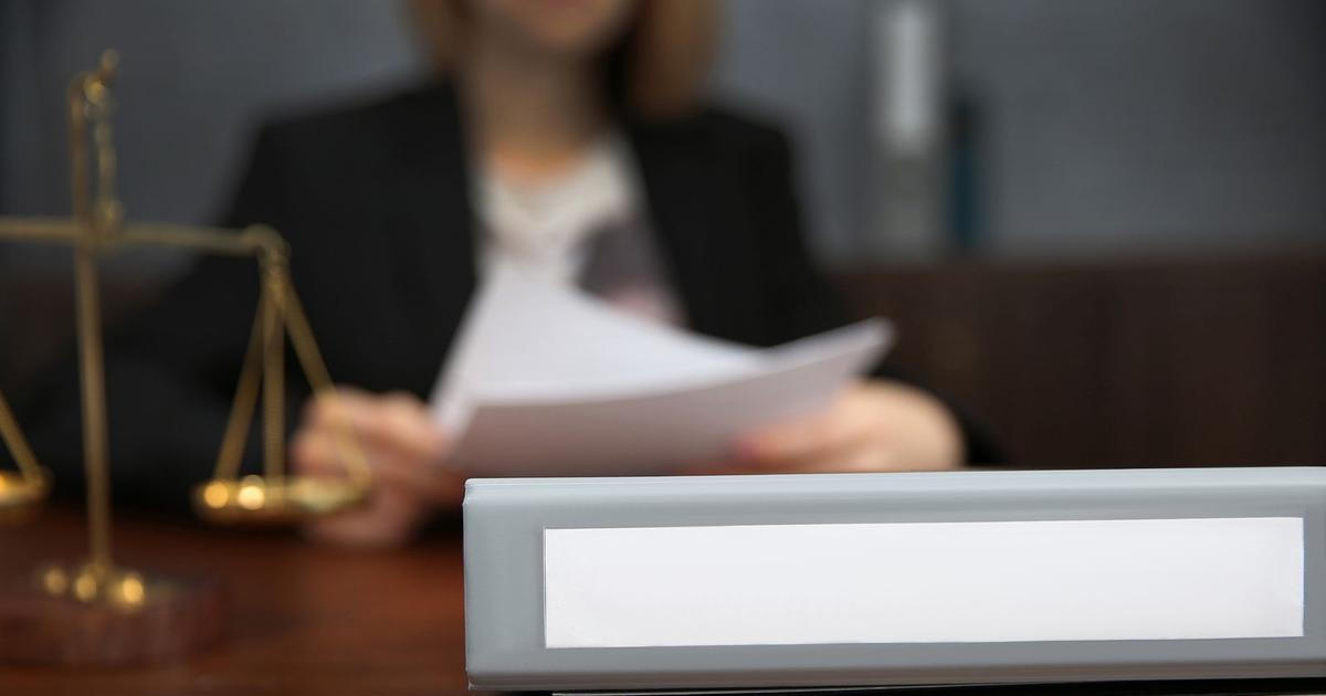 Muž z Karlových Varů vyhodil psa z okna. Soud ho poslal na tři roky do vězení