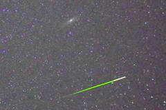 Noční oblohu rozzářily perseidy světelnými pruhy