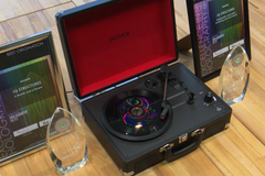 Češi vytvořili unikátní hologram na gramodesku