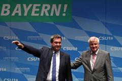 Bavorský premiér Markus Söder (vlevo) a předseda CSU Horst Seehofer.