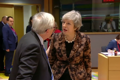 Mayová se na videu dohaduje s Junckerem, prý ji nazval mlhavou