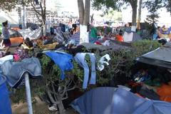 U hranic s USA začíná být těsno. Dočasná ubytovací zařízení jsou přeplněná, další migranti přijíždí