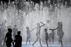 Fotogalerie / Letní vedra v Evropě / Zahraničí / Horko / Léto / Koupání / Voda / Počasí / Osvěžení / Reuters / 23