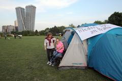 Vozíčkáři stanují v pražském parku