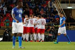 Poláci slaví gól v italské síti v zápase Ligy národů