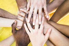 černé bílé ruce ilustrační foto rasismus