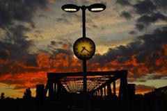 železnice most soumrak západ slunce ilustrační foto NEPOUŽÍVAT DO 13. 8. 2018