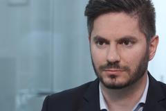 Puberťákům chybí kritické myšlení, místo mediální gramotnosti řeší školství záhonky, říká Gregor