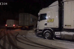 Ťok zvažuje zákaz jízdy kamionů v levém pruhu na dálnicích