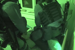 Autentické video ze zásahu slovenské policie vůči obviněným osobám z vraždy Kuciaka