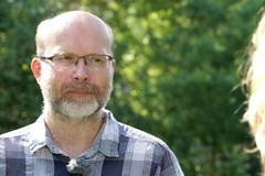 Pohrdají města dešťovou vodou? Víc než polovina jí zmizí v kanálu, říká Stránský