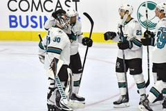 Hokejisté San Jose se radují z vítězství na podzim 2018 (Aaron Dell, Evander Kane, Barclay Goodrow)