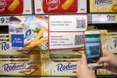 Tesco - nový formát "sousedského obchodu" - nakupování, zákazníci, zboží, pečivo, lahůdky, mražené zboží, regály, scan