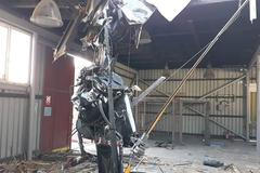 Plzeňští hasiči vyprošťují vrak vrtulníku, ve kterém zemřeli čtyři lidé