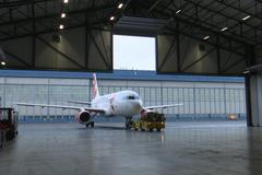 Podívali jsme do hangárů na pražském letišti. Tady letadla opravují a doplňují provozní kapaliny