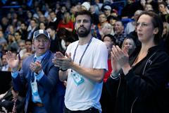 Finále Turnaje mistrů 2016: herec Kevin Spacey, fotbalista Gerard Piqué a herečka Miranda Hartová