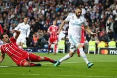 fotbal, Liga mistrů 2017/2018, Real Madrid - Bayern Mnichov, Karim Benzema střílí druhý gól