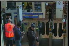 Snímky dvou Rusů ze 4. března v Salisbury.