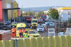 V Plzni spadl vrtulník na výrobní halu, první záběry z místa neštěstí