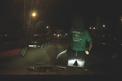 Opilý muž s mačetou se rozběhl proti policejní hlídce