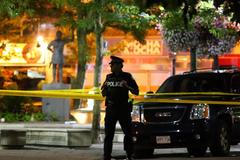 Kanada, Toronto: Střelec zranil 13 lidí před restaurací, jednu ženu zabil
