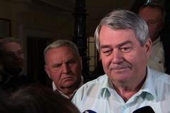 KSČM Babiše podrží. Spekulace, že syna někam uklízel, jsou totální lež, tvrdí Filip