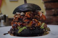 Šéfkuchař pražské burgrárny ukázal, jak dělá pořádný dvojitý burger