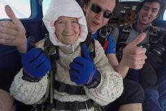 Stařenka skočila padákem pro charitu. Je jí 102 let