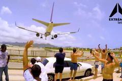 Dechberoucí podívaná, odfouknutí plavci i turisté. Extrémní letiště v Karibiku láká davy