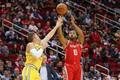 basketbal, NBA, Houston - Golden State, domácí Eric Gordon střílí přes Jonase Jerebka