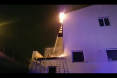 Hasiči bojují s požárem střechy budovy v MeetFactory na pražském Smíchově