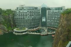 V Šanghaji vznikl luxusní hotel v opuštěném lomu. Nechybí mu ani uměle vytvořený vodopád