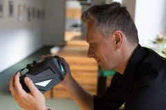 Martin Holečko se svými brýlemi na virtuální realitu