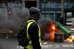 Barikády, hořící auta a slzný plyn. Paříž se proměnila v bitevní zónu