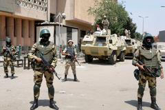 Vojáci v ulicích Káhiry v první den voleb.