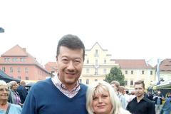 Elvíra Hahnová s Tomiem Okamurou.