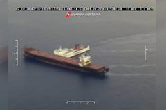 Letecké záběry lodí, které se srazily mezi Janovem a Korsikou. Do moře unikly tisíce litrů paliva