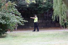 Městská policie / Park / Gesto / Strážník / Ilustrační foto / Praha / Léto / 2018 / 1